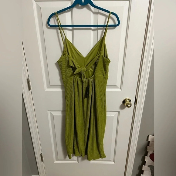 Lulu’s Chartreuse Tie-Back Faux-Wrap Midi Dress Size Large NWT - Picture 6 of 6